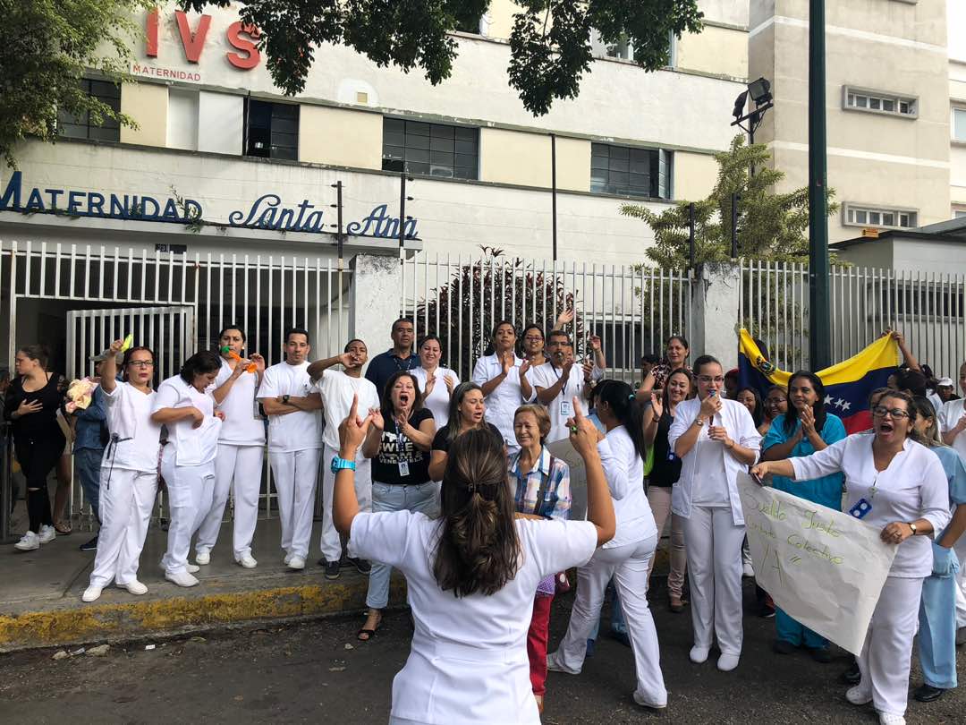 Protesta de enfermeras en la Maternidad Santa Ana… ¡Sueldos justos! #25Jun (videos)