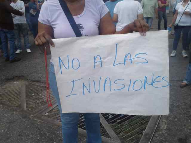 Vecinos de la parroquia Altagracia en Caracas protestando por las invaciones | Foto: Dayanakrays