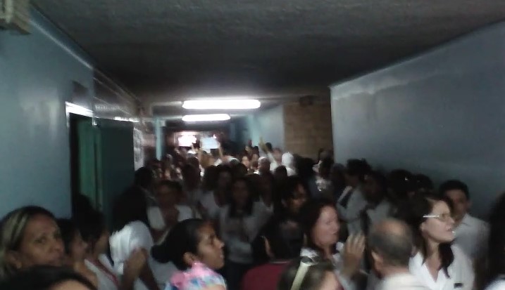 Enfermeras del Hospital Universitario de Caracas se unen al paro del sector salud #25Jun (Video)
