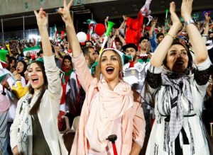 Mujeres iraníes ven partido del Mundial en estadio de Teherán pese a prohibición (Fotos)