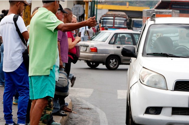 Aspectos de personas pidiendo cola por no tener para pagar los nuevos precios de las camionetas de pasajeros. Lugar Av Nueva Granada, perreras. (foto Fernando Sanchez) 