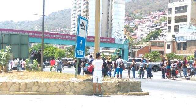 Foto: Protestan en Vargas por falta de transportes / Cortesía 