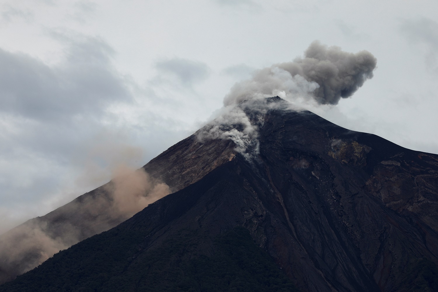 Tras la devastadora erupción, el Volcán de Fuego registra nueve explosiones por hora