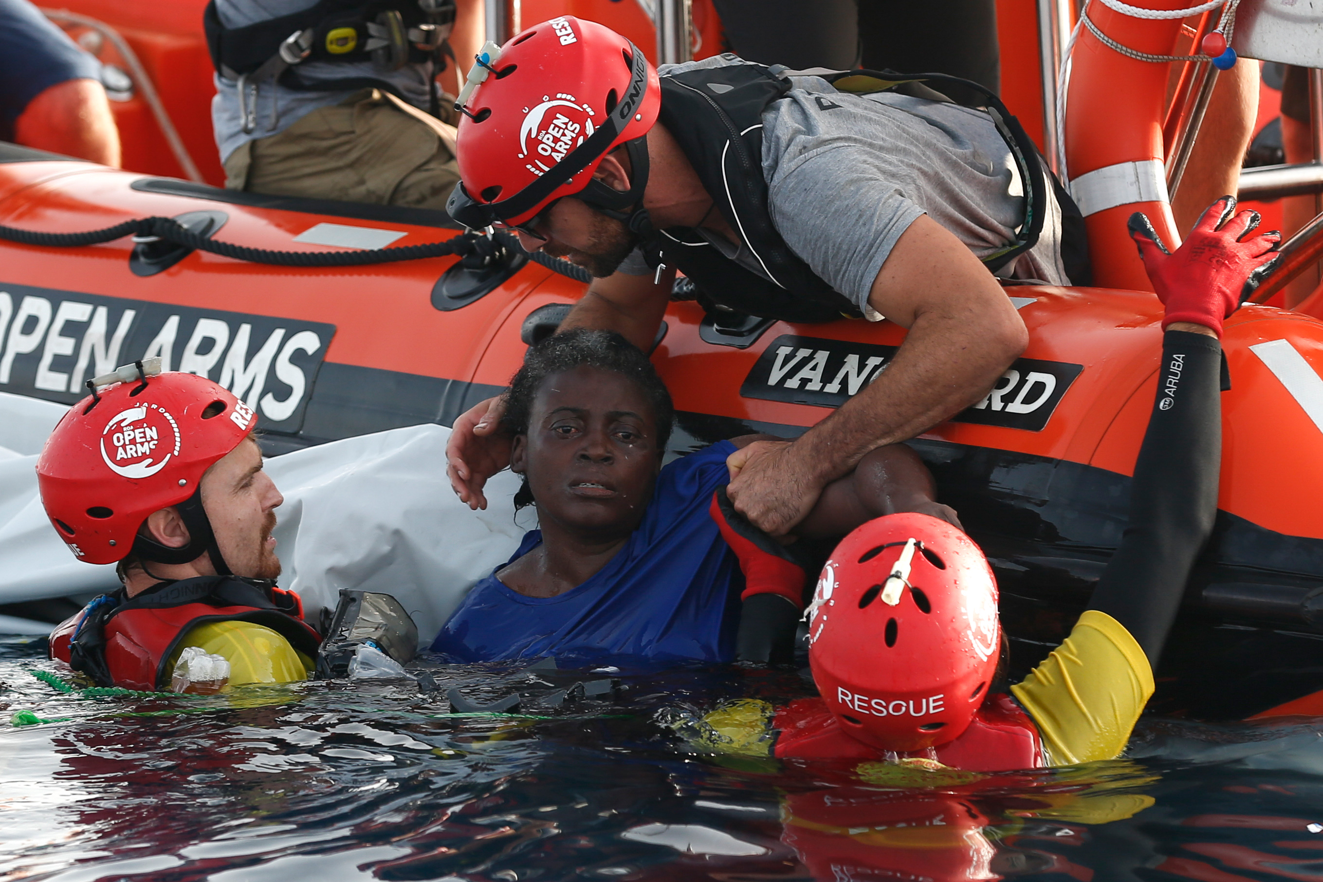 Rescatan a una náufraga que estaba aferrada a dos muertos en el Mediterráneo
