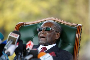Mugabe reaparece antes de comicios y revela que no votará a actual presidente