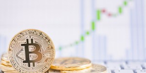 Bitcoin gana más de 700 dólares en tres días tras marcar su valor más bajo del año