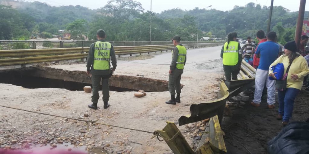 Protección Civil restringe nuevamente paso por el puente Chururú en el Táchira por colapso (Fotos)