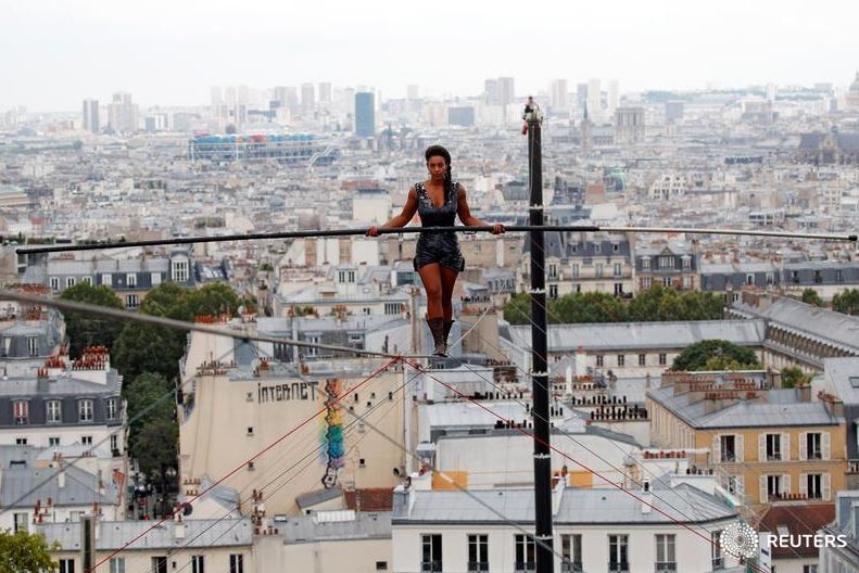 Sin cable de seguridad… Equilibrista suspendida a 35 metros conmueve París (Video y Fotos)