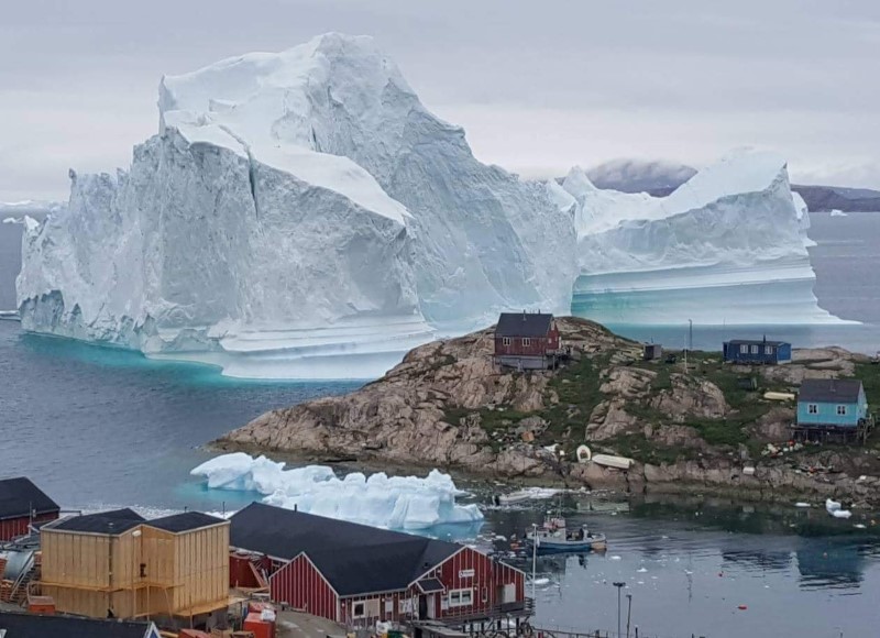 El iceberg que amenazó un pueblo de Groenlandia se aleja debido al viento