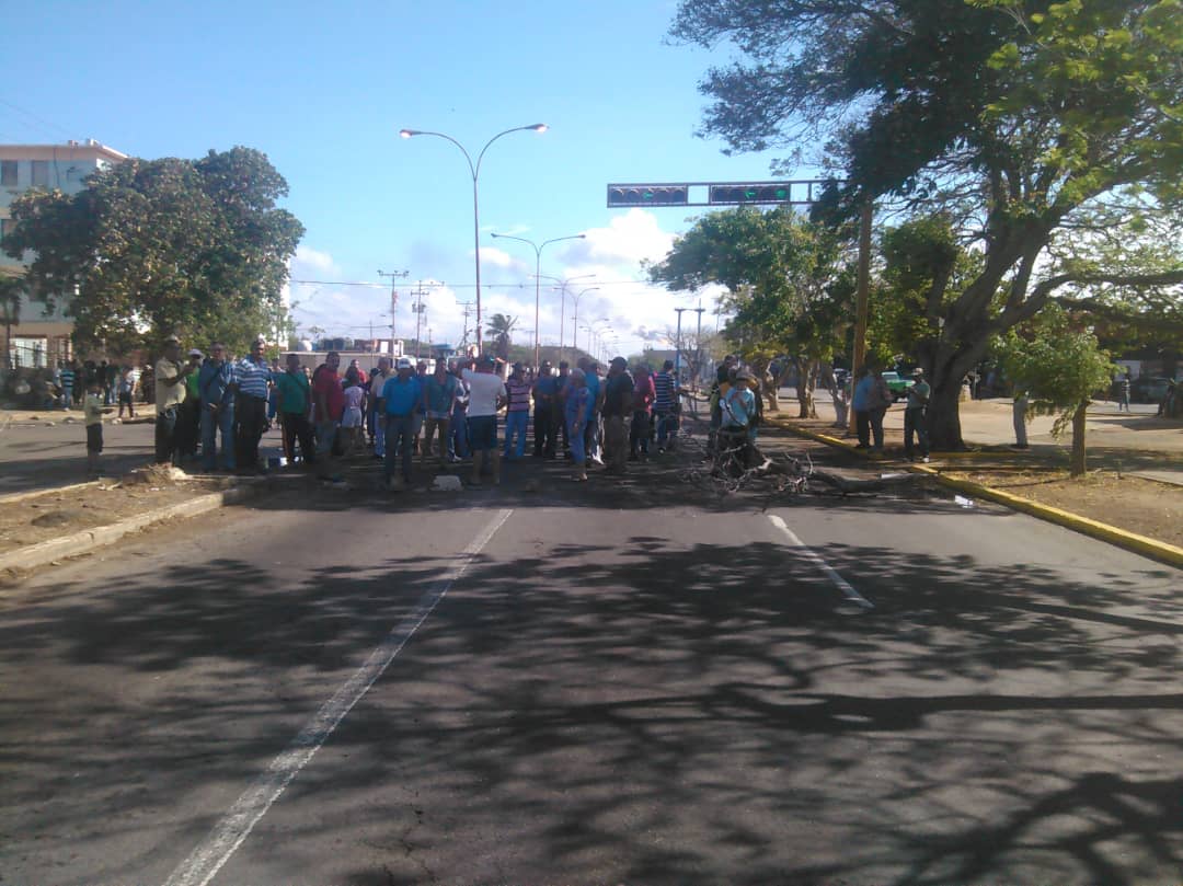 Protesta por la falta de agua, luz y recolección de basura en Punto Fijo #2Jul (fotos)