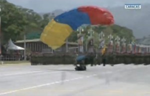 ¡Allá rodó! Así como estos paracaidistas en el desfile del #5Jul cae la economía de Venezuela (Video)
