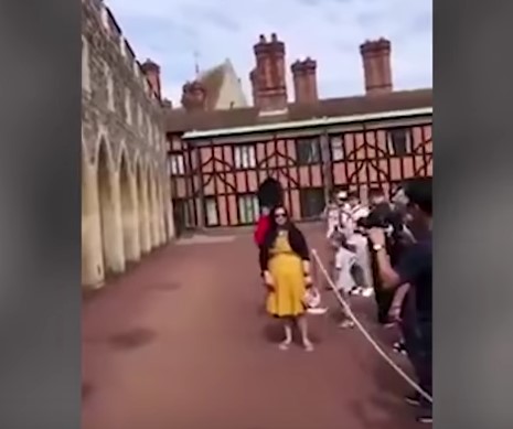 Una turista es arrollada por un Guardia Real británico en Windsor (Video)