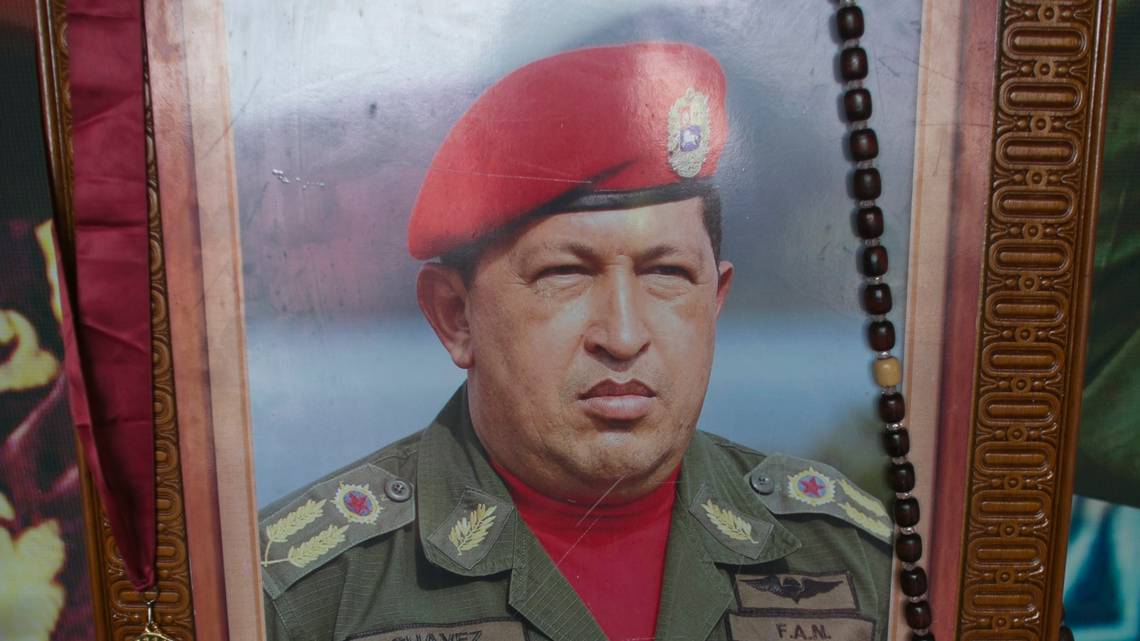 ¿Ocultó Maduro por semanas la muerte de Chávez para quedarse con el poder?