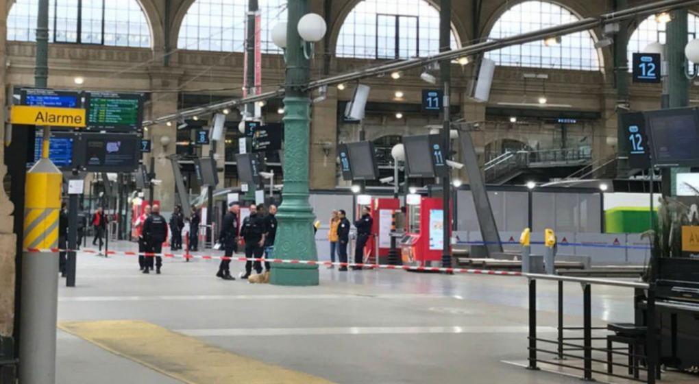 Hombre amenaza con un cuchillo a pasajeros en el metro de París