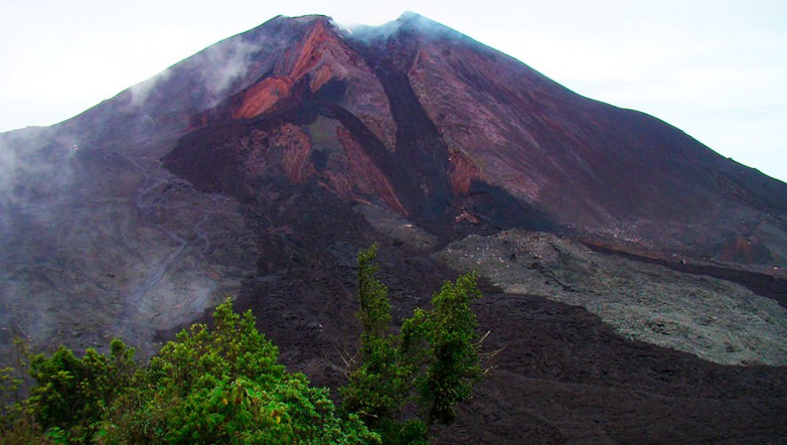 El volcán Pacaya de Guatemala continúa con un flujo de lava de 500 metros