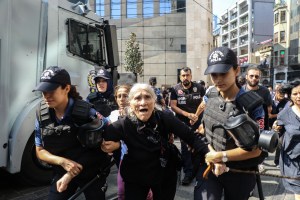 La policía turca reprime manifestación de madres de desaparecidos