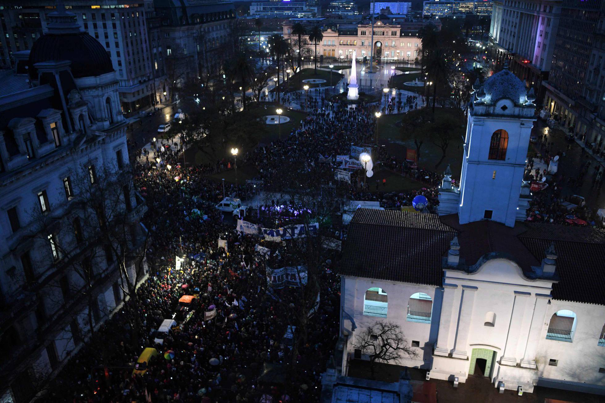 Estudiantes de universidades públicas salen a la calle a protestar contra Macri
