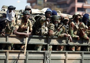 Soldados patrullan por la capital de Zimbabue tras disturbios