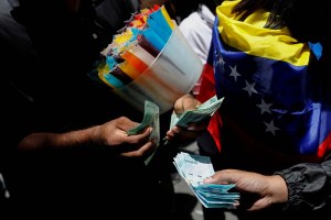 Régimen de Maduro no tiene cómo responder a clamor de dolarizar los salarios y las pensiones