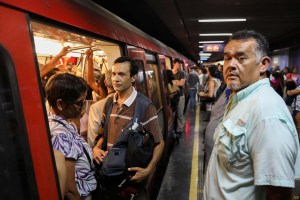 Caldo de cultivo para el Covid: Retraso en el Metro de Caracas genera aglomeraciones (Videos)