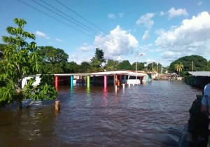 EN VIDEO: Pueblo El Almacén en Bolívar se encuentra bajo el agua #15Ago