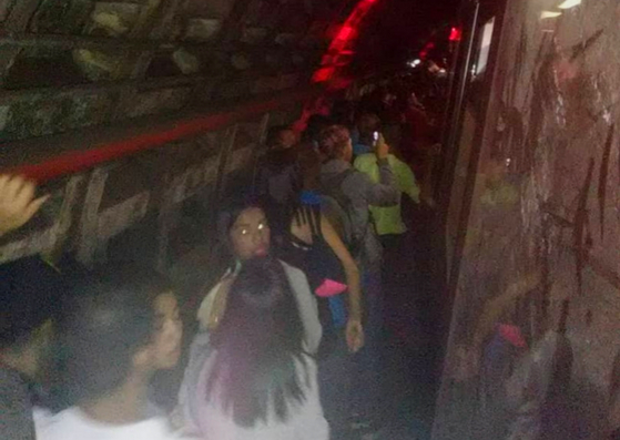 Usuarios del Metro de Caracas caminan en los túneles de la línea 3 tras arrollamiento #18Ago (fotos)