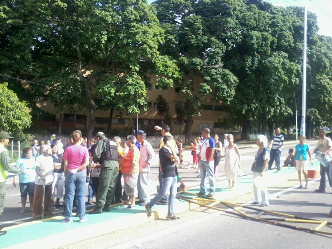 Protesta en el distribuidor Baralt de la Cota Mil #30Ago (fotos)