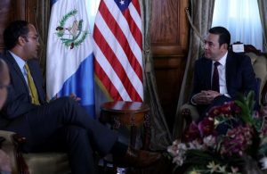 Presidente de Guatemala y senador republicano de EEUU se reúnen para abordar la migración irregular