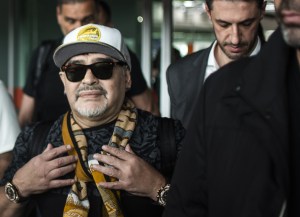 Maradona llega a México y alista encuentro con sus nuevos jugadores