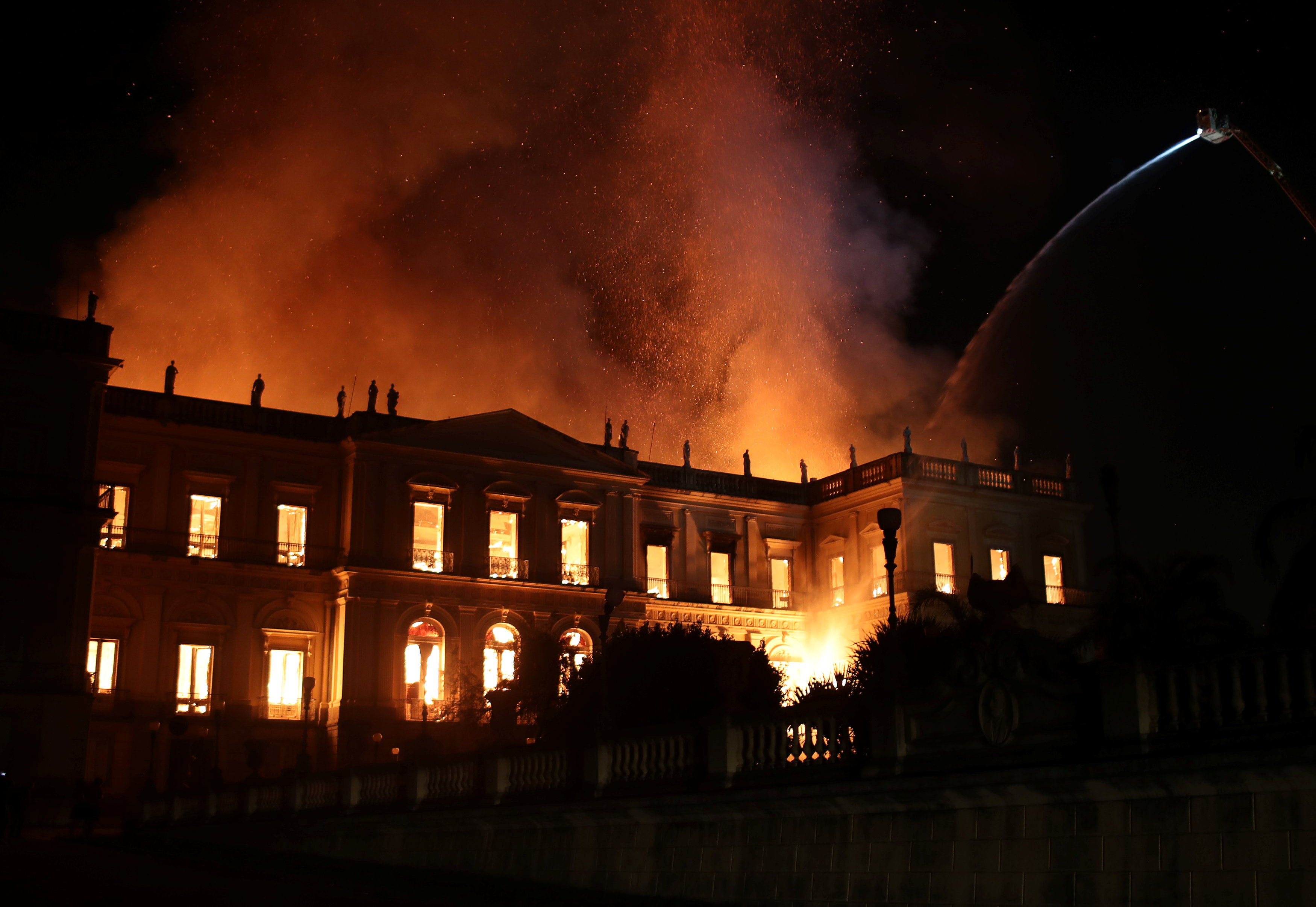Incendio devora el Museo Nacional de Río, uno de los más antiguos de Brasil (Video y fotos)