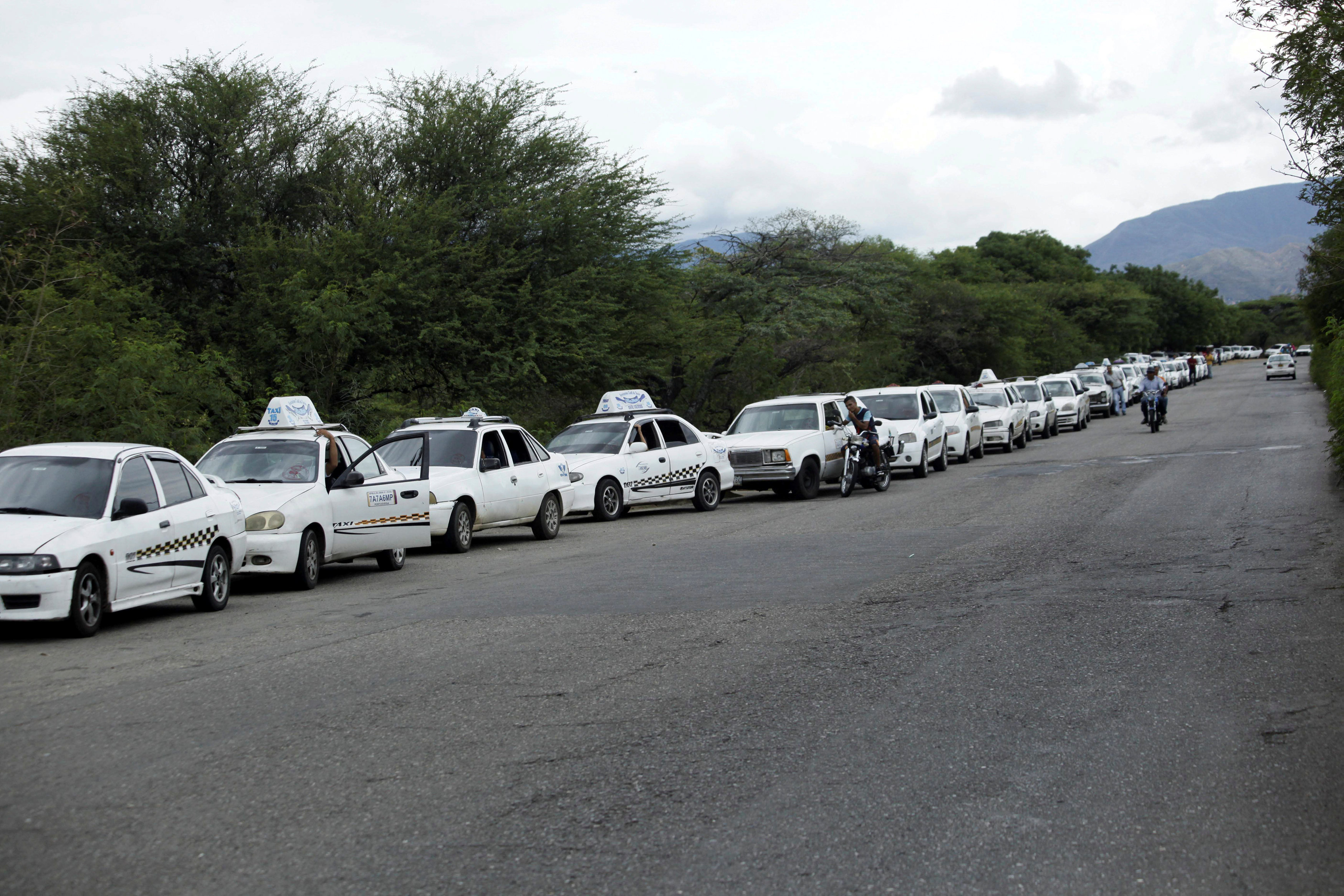 Conductores venezolanos hacen fila por horas mientras esperan nuevo sistemas de pago de combustible (Fotos)
