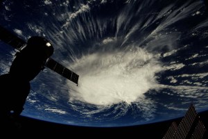Florence se convierte en peligroso huracán categoría 4 rumbo a Carolina del Norte