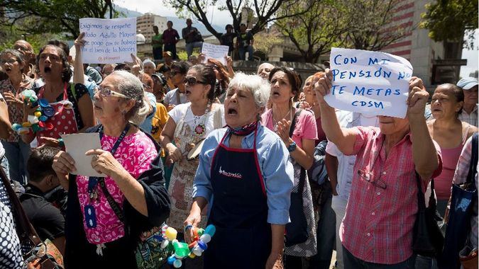 En Venezuela los pensionados cobran incompleto en bolívares y en España no cobran nada
