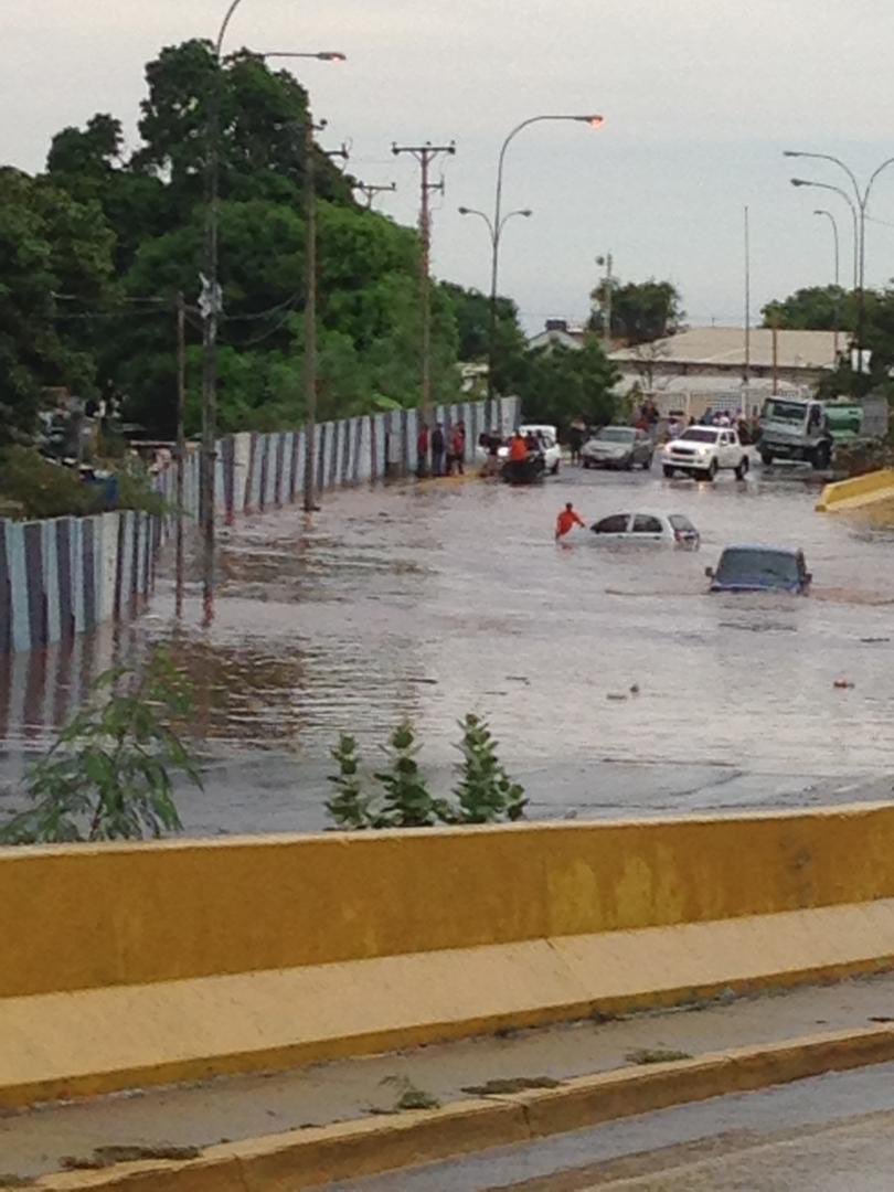 Fuertes lluvias causan inundaciones en La Guaira este #25Sep (Fotos y Videos)