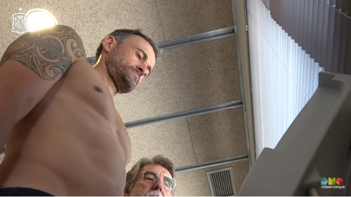 La sorpresa que se llevó el médico de la selección española tras examen físico a Luis Enrique (Video)