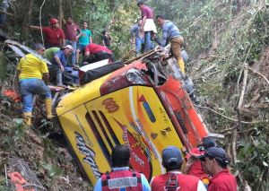 Doce muertos y 23 heridos en séptimo accidente de bus en Ecuador en 37 días