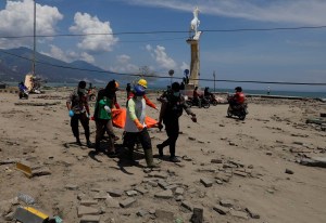 Sube a 1.200 cifra de muertos por terremoto y tsunami en Indonesia