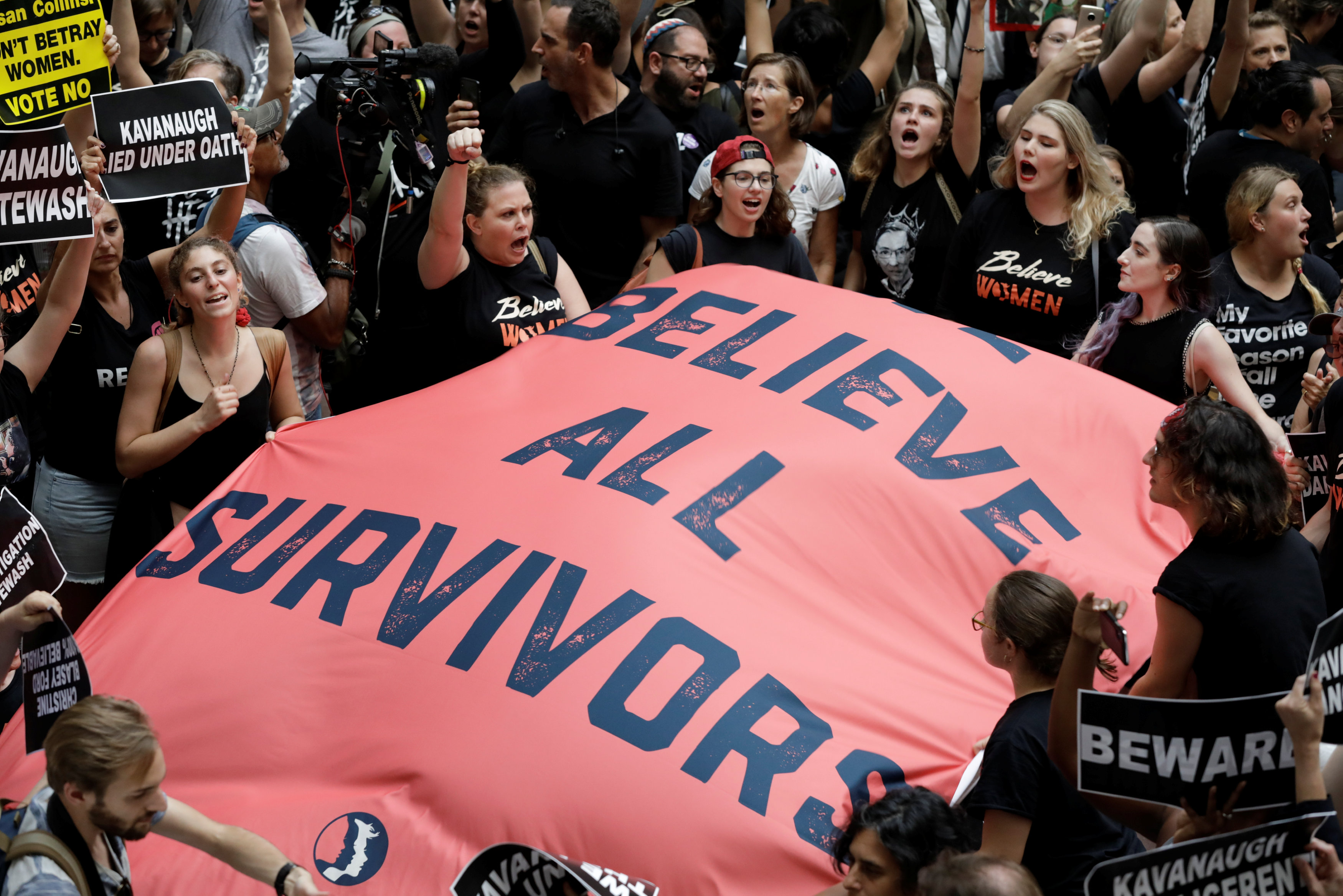 Miles de mujeres marchan contra Brett Kavanaugh en Washington