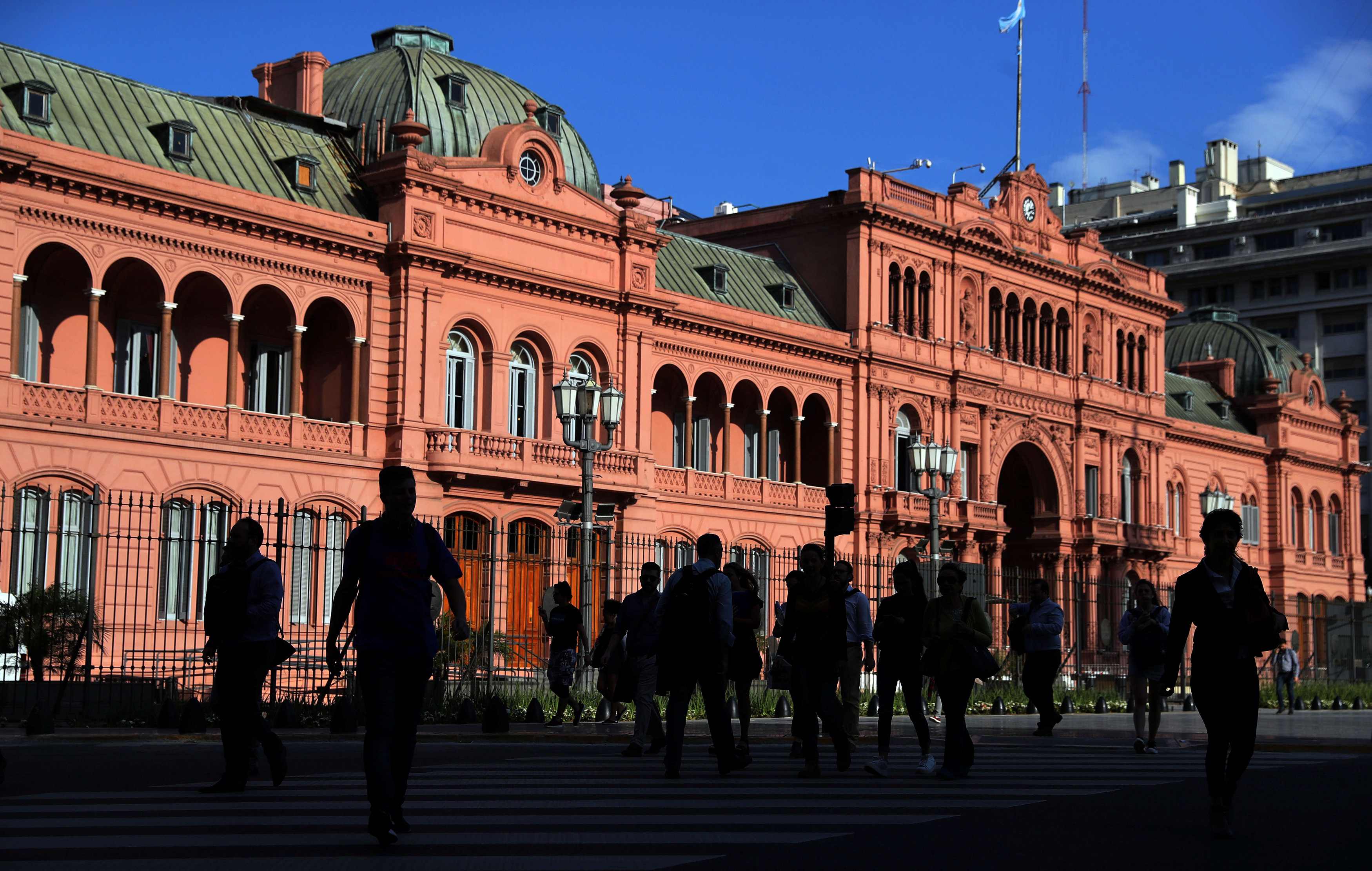 Economía argentina cae 1,6% interanual en agosto, según estadística oficial