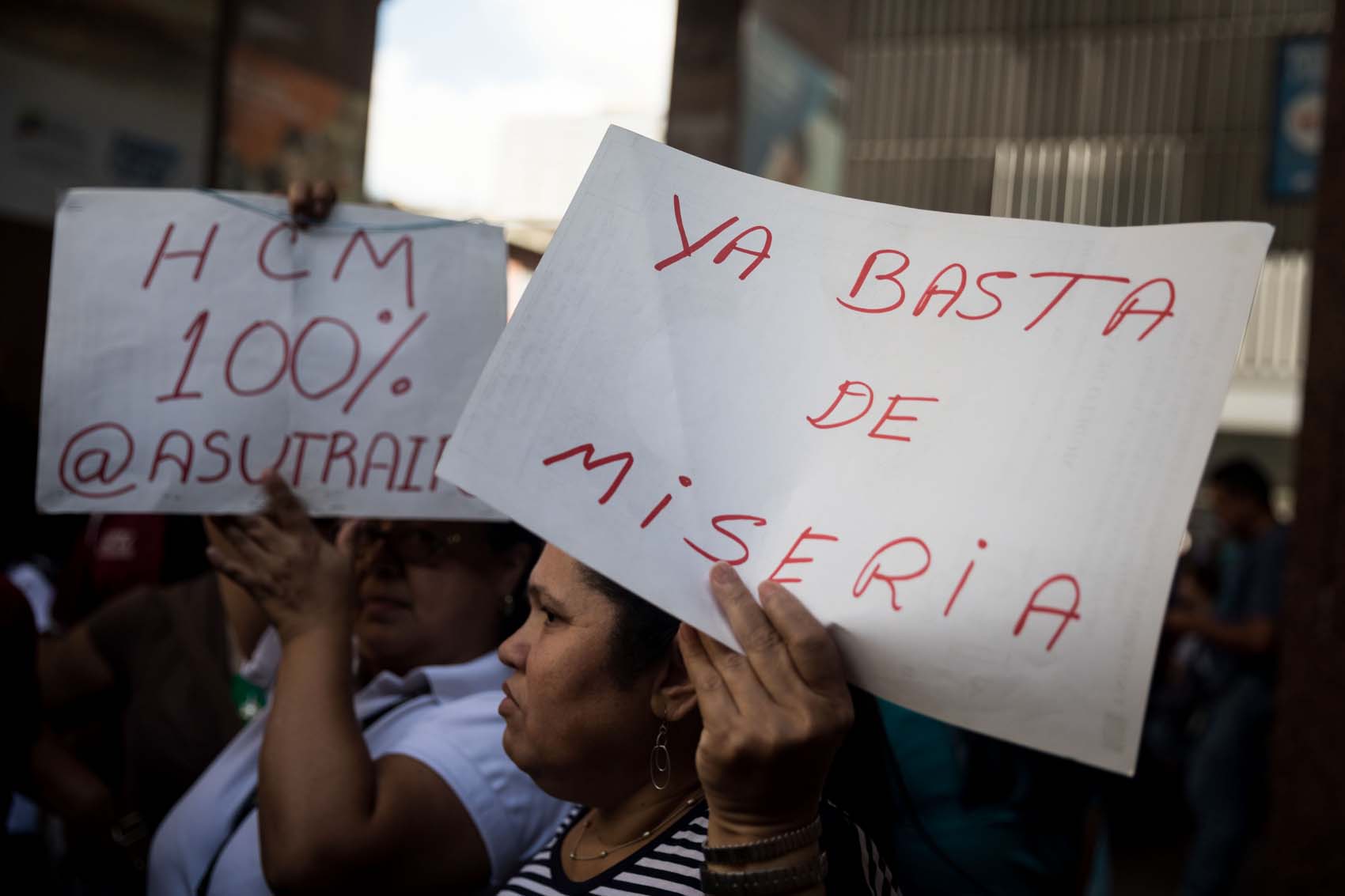 Trabajadores públicos en Venezuela exigen la dolarización del salario