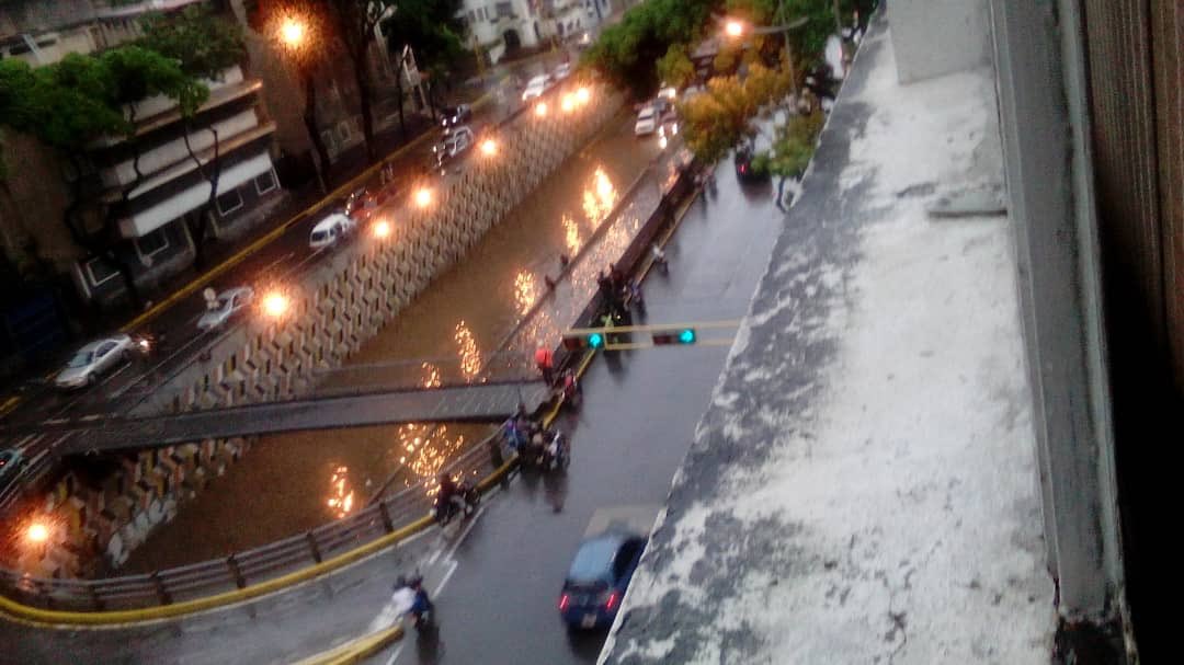 Colapsó la avenida Libertador debido al chaparrón de este #22Oct (Fotos)
