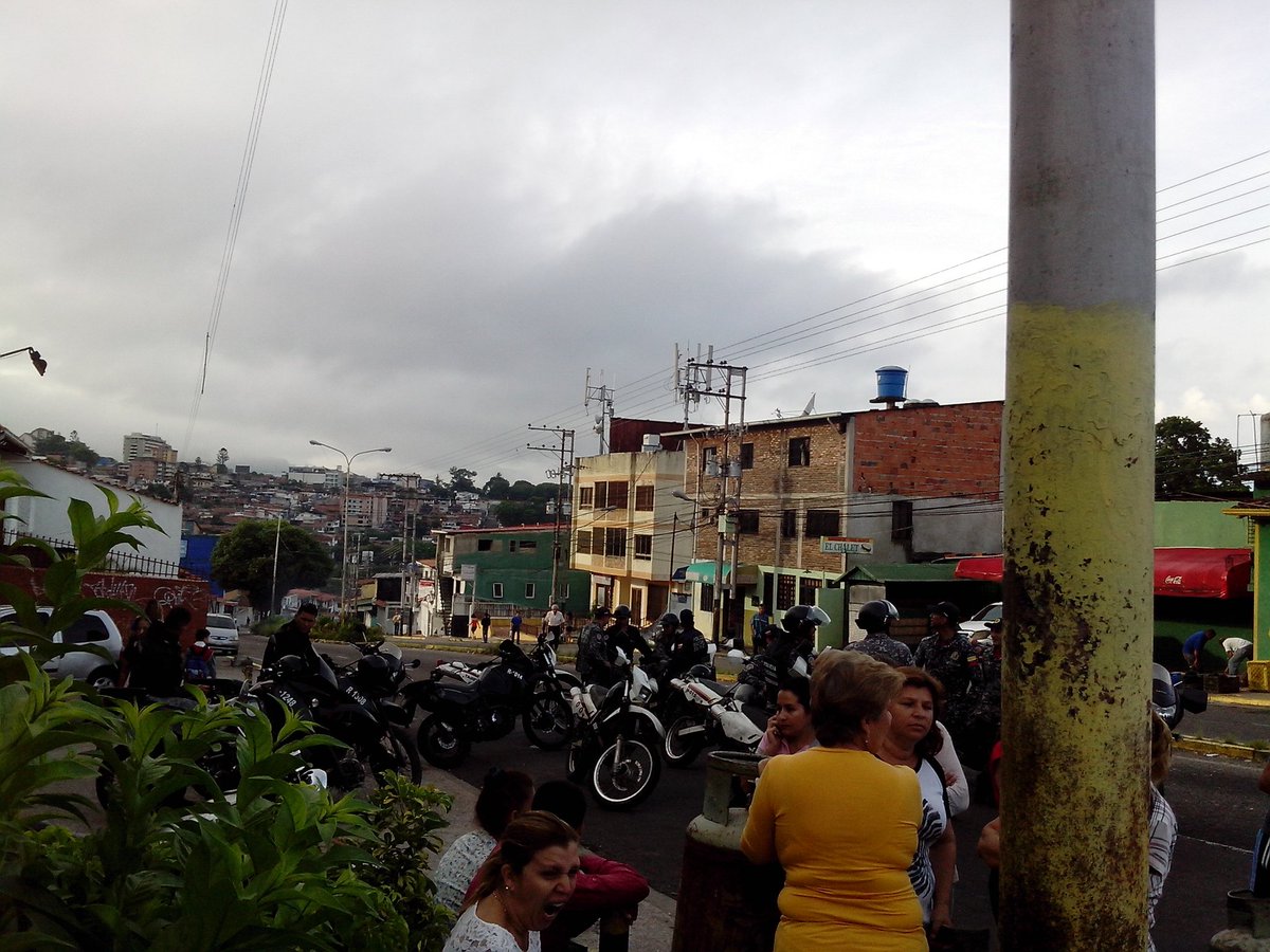 EN IMÁGENES: Tachirenses trancan avenida en protesta por falta de gas #29Oct