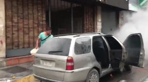 En la esquina Peligro de La Candelaria se incendia un vehículo (video)