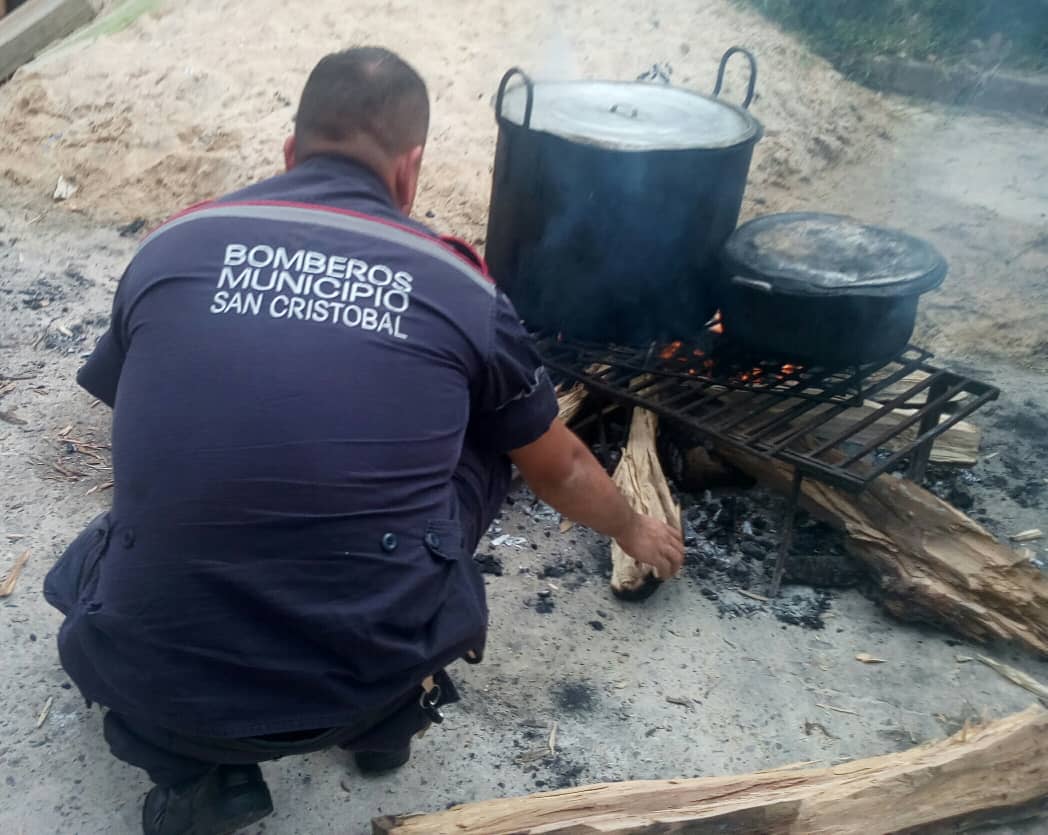 ¡País potencia! Bomberos de San Cristóbal cocinan alimentos del personal con leña por falta de gas #31Oct