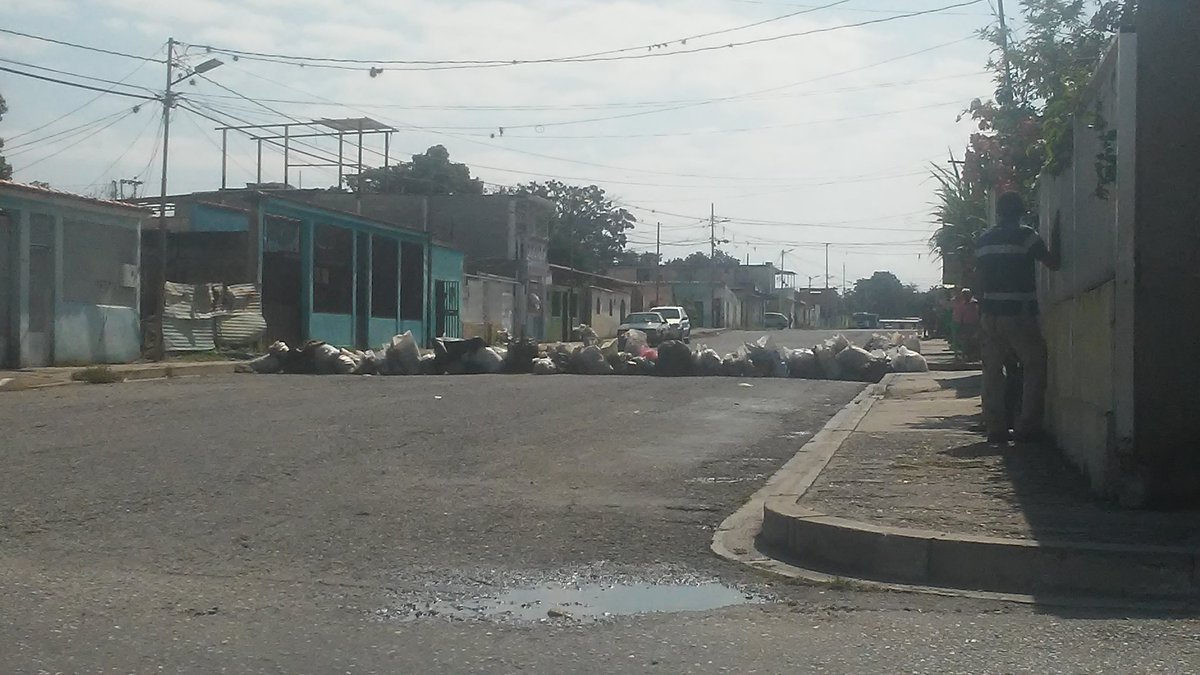 En Lara, cierran las calles con bolsas de basura ante las fallas del aseo urbano #15Oct