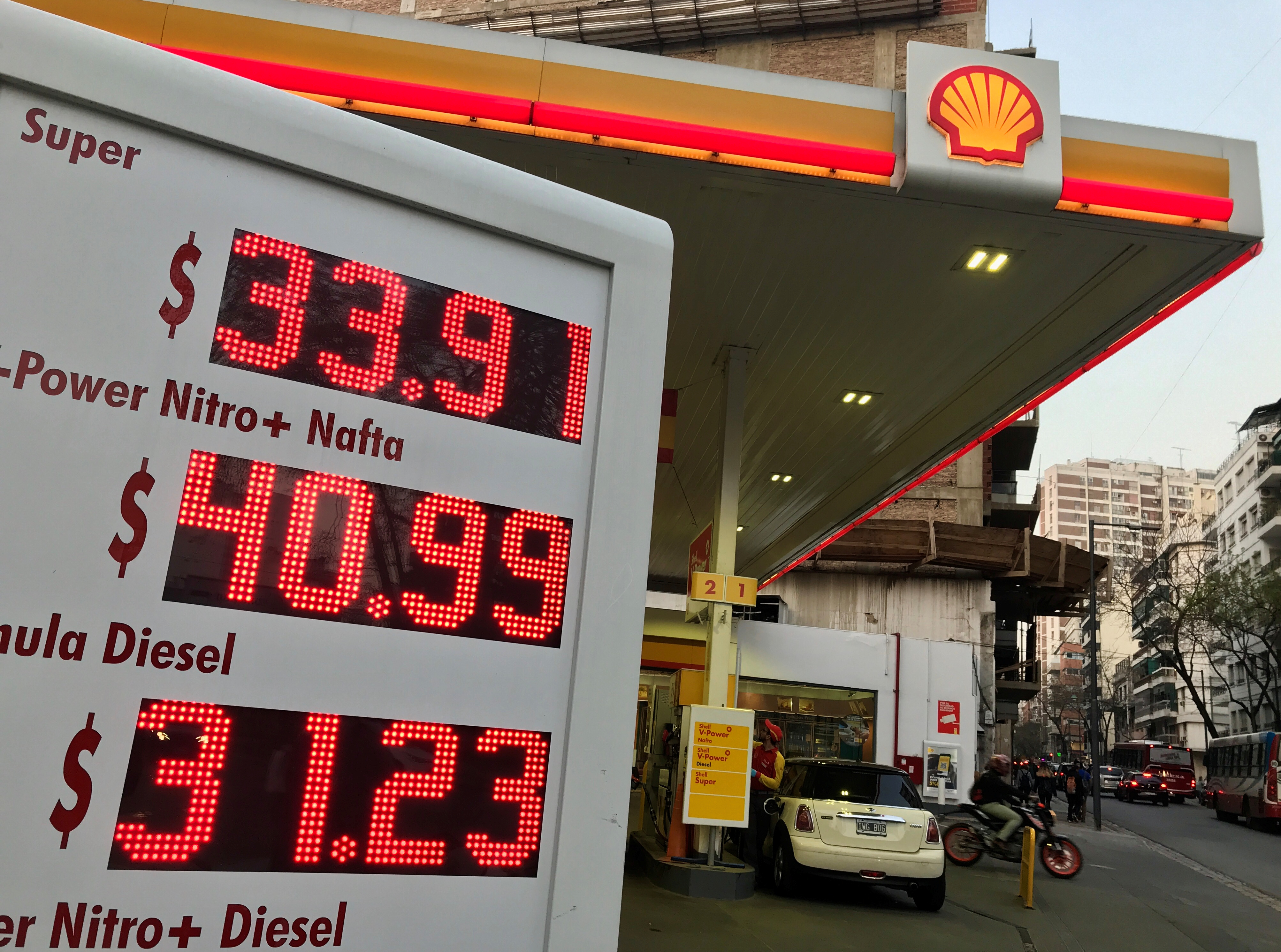 Sube la gasolina en Argentina en medio de fuerte inflación