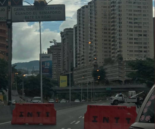 Autopista Prados del Este trancada desde el distribuidor Santa Fe #13Oct