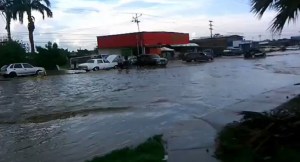 El oeste de Maracaibo amaneció inundado tras fuertes lluvias (video)