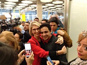 Eurodiputada Beatriz Becerra en el aeropuerto de Madrid: Bienvenido a España, querido Lorent, la lucha continúa (foto)