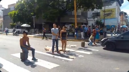 Habitantes de Varela trancan avenida Bolívar por falta de gas este #27Oct